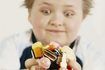 Soudoyer les enfants avec de la nourriture peuvent conduire à l'obésité infantile.