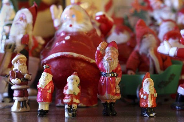Figurines en plastique de différentes tailles de Santa