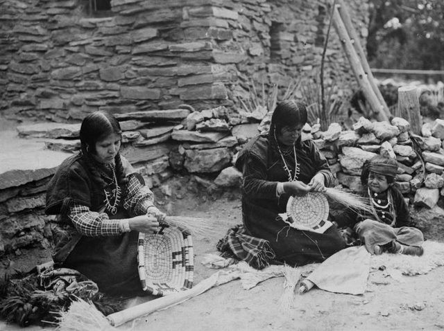 Deux Hopis dans un Nevada paniers village de tissage en 1937