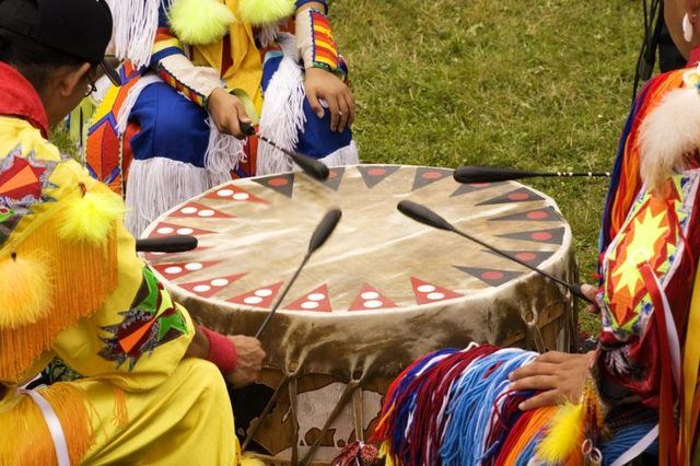 Plusieurs membres de la tribu ont battu un tambour de cérémonie