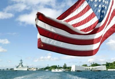 USS Arizona Memorial se profile en arrière-plan ci-dessous US Flag