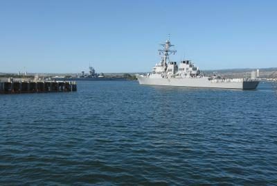 USS Russell près de la station navale de Pearl Harbor quai
