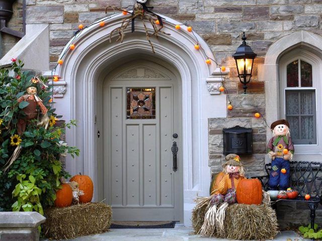 Une fraternité de collège ou sororité maison est décorée avec des décorations d'Halloween.