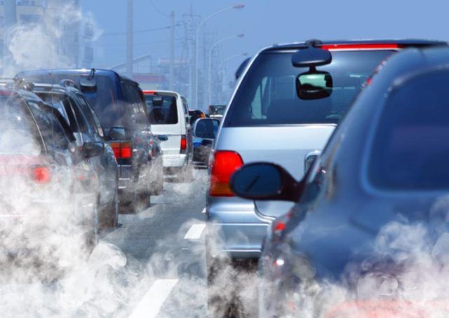 Voitures de libération de la pollution sur la route ouverte.