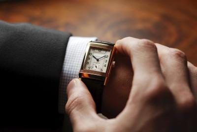 Close-up de vérifier de temps sur l'homme montre-bracelet.
