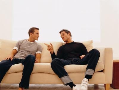 Deux amis discutent sur le divan