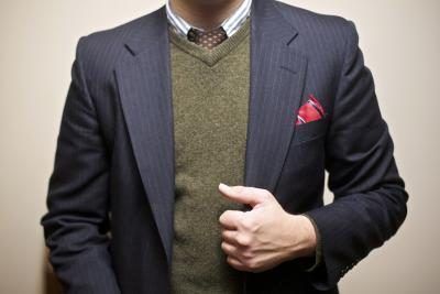 Un blazer finement rayé peut être couplé avec un foulard de poche ou une cravate à motifs