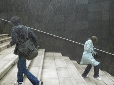 Les personnes qui utilisent une cage d'escalier de la ville sous la pluie.