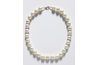 Un collier de perles est un morceau classique qui peut être jumelé avec une robe grise.
