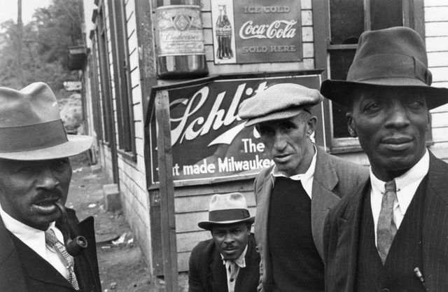 Les hommes afro-américains en dehors de magasin pendant la Grande Dépression