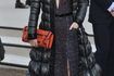 Actrice Rachel Bilson dans un manteau de satin globe matelassée