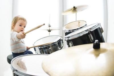 Un enfant qui joue un tambour.