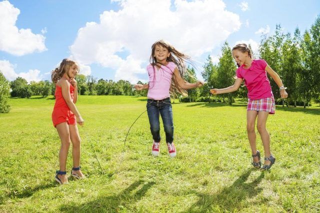 Jeunes enfants jouant la corde à sauter.