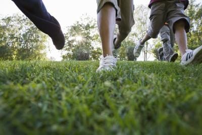 Frappant des pieds est le meilleur pour l'herbe - une surface glissante, douce.