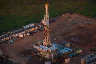 Une vue aérienne d'un appareil de forage de pétrole dans le Dakota du Nord.
