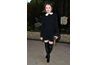 Actrice Emily Browning dans les chaussettes abruptes cuissardes et les pompes chunky talons