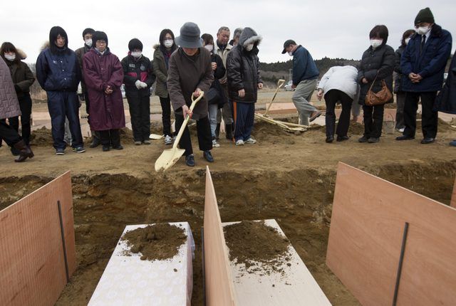 Dirt étant pelleté sur des cercueils en Chine