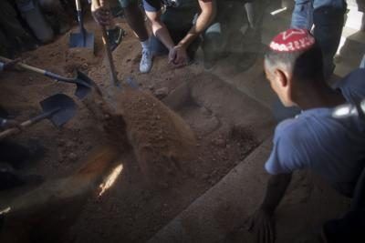 Parents pelle poussière à des funérailles en Israël