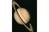 Saturne, comme tous les géants de gaz, est entourée par des anneaux.