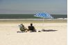 Après votre barbecue en bord de mer, vous détendre sur le sable.