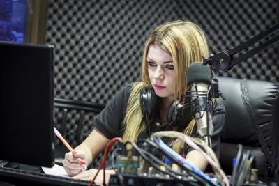 Radio DJ devant un microphone