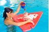 Interagissez avec votre bébé comme elle découvre la piscine.