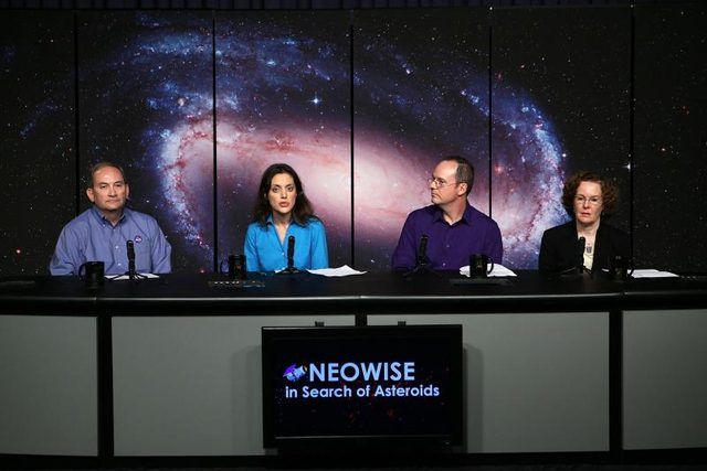 Quatre scientifiques de la NASA répondre à des questions lors d'une conférence de presse