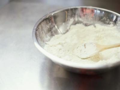 Pour les méthodes de cuisson à sec dans une poêle, saupoudrer une couche uniforme de farine sur le fond de la casserole.